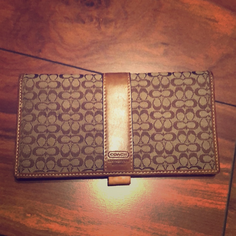 👝 COACH | Signature Checkbook Wallet Brown